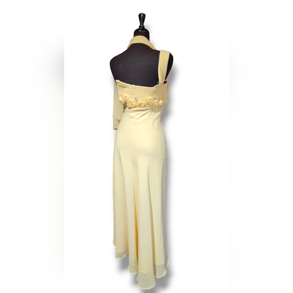 Strapless Yellow evening gown. Flower Detail. Size 6 - Picture 9 of 10